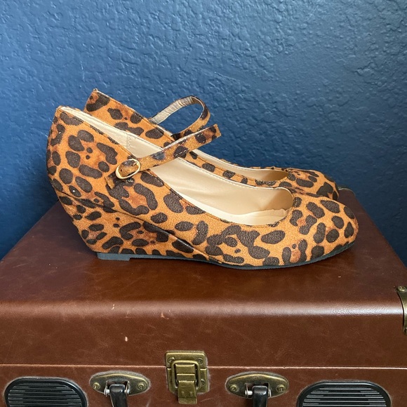 •Leopard Printed Wedges• - Picture 1 of 2
